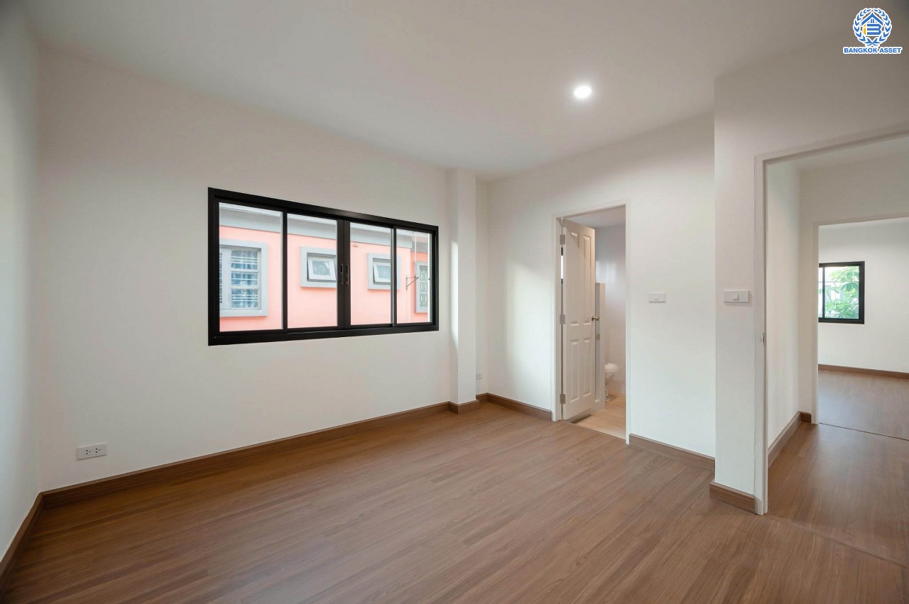 บ้านเดี่ยวมือสอง ตกแต่งใหม่ โครงการ ศศิธร บางบอน3 รองรับทุกความสุข เนื้อที่ 65.3 ตร.ว. ฟังก์ชัน 3 ห้องนอน 3 ห้องน้ำ 1 ห้องอเนกประสงค์ จอดรถได้ 2 คัน บนทำเลเดินทางสะดวก ใกล้รถไฟฟ้าสายสีน้ำเงิน "สถานีหลักสอง" และจุดขึ้นทางด่วน "พระราม2" และ The Mall บางแค